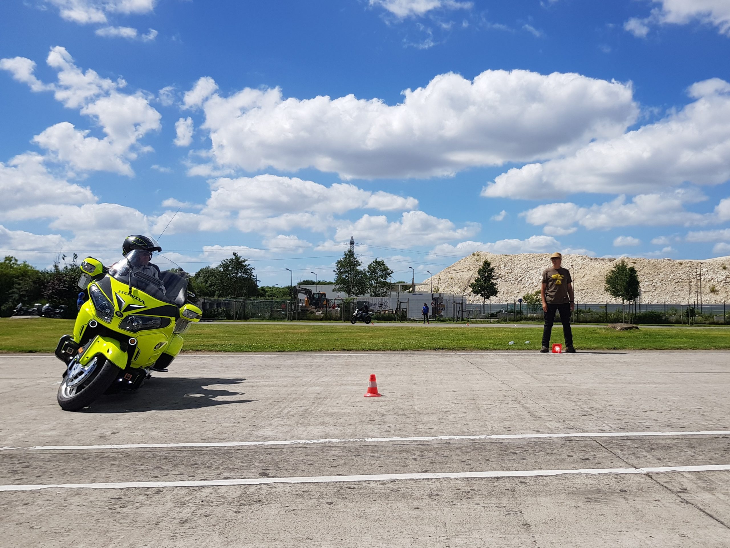 Motard effectuant un exercice de maniabilité durant un stage de perfectionnement